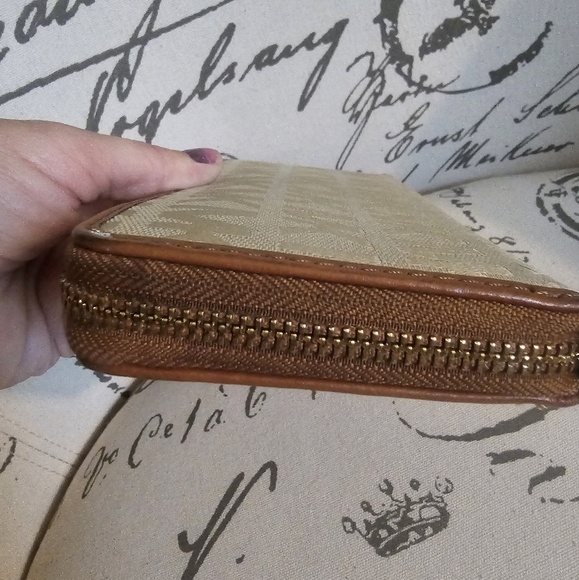 MICHAEL KORS Large Zip Around Wallet GUC - Picture 4 of 15